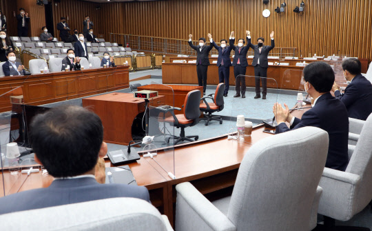 국민의힘 원내대표 선거에 출마한 (왼쪽부터) 유의동·김태흠·김기현·권성동 의원이 27일 국회에서 열린 재선 의원모임 초청 원내대표 후보 토론회에서 의원들에게 인사하고 있다.[사진=연합뉴스]